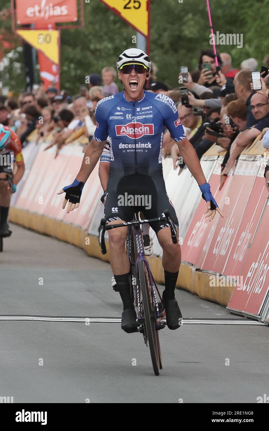 Mont Saint Guibert, Belgio. 24 luglio 2023. Il belga Timo Kielich di Alpecin-Deceuninck festeggia mentre attraversa il traguardo per vincere la terza tappa del Tour De Wallonie, da Thuin a Mont-Saint-Guibert (186, 8 km), lunedì 24 luglio 2023. Il Tour de Wallonie di quest'anno si svolge dal 22 al 26 luglio 2023. BELGA PHOTO BRUNO FAHY Credit: Belga News Agency/Alamy Live News Foto Stock