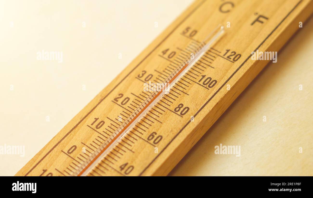 Onde di calore e concetto di alta temperatura. Termometro in legno che mostra temperature estreme durante la stagione estiva. Concetto di riscaldamento globale Foto Stock