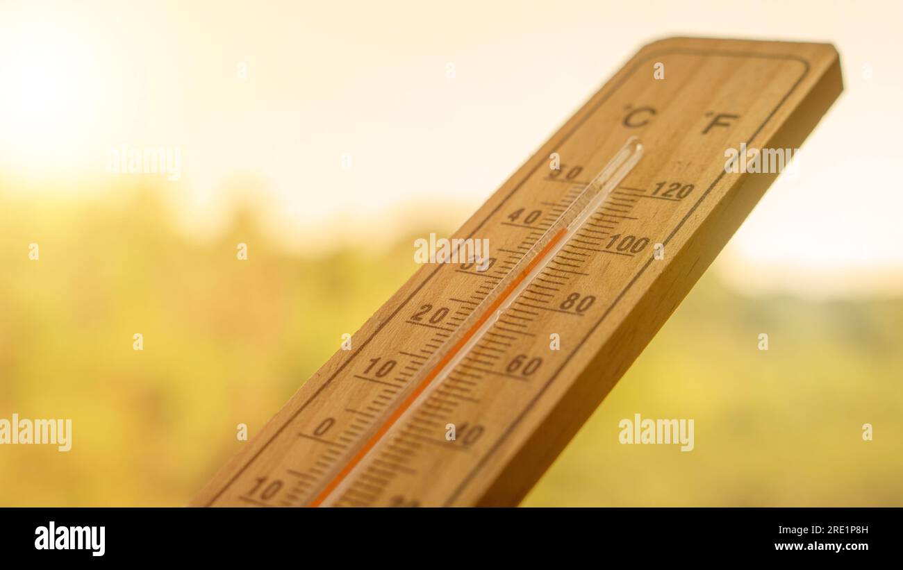 Onde di calore e concetto di alta temperatura. Termometro in legno che mostra temperature estreme durante la stagione estiva. Concetto di riscaldamento globale Foto Stock
