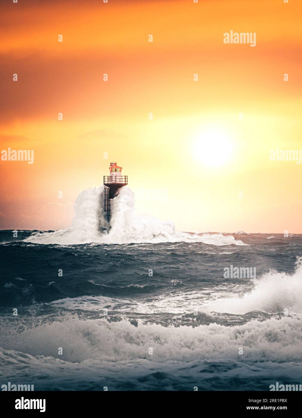 Tempesta Mare del Nord: Guarda di sera un faro guidato Foto Stock