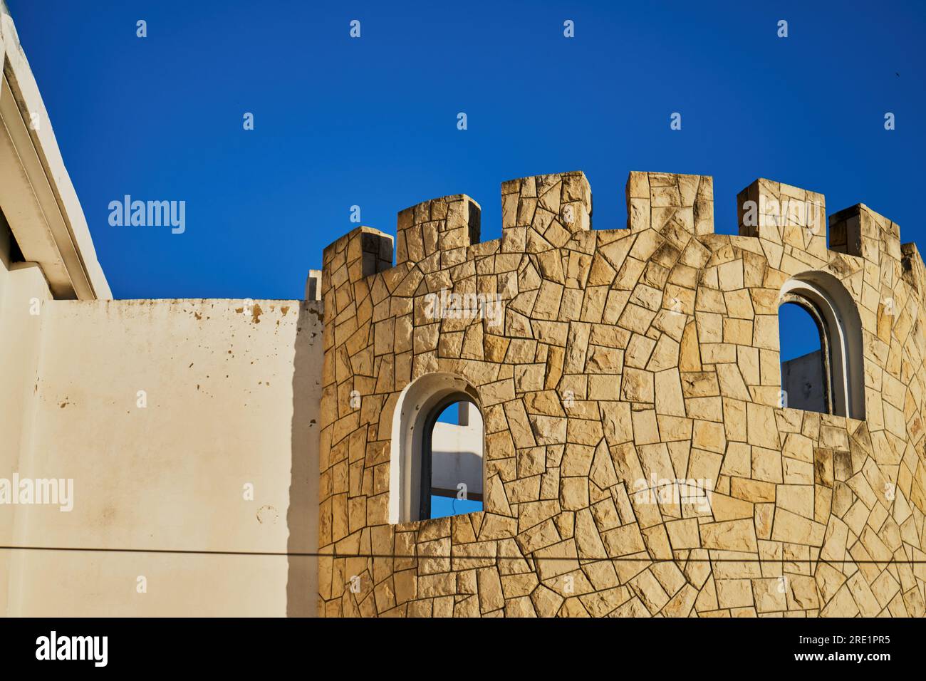 Finestre in strada in Marocco Foto Stock