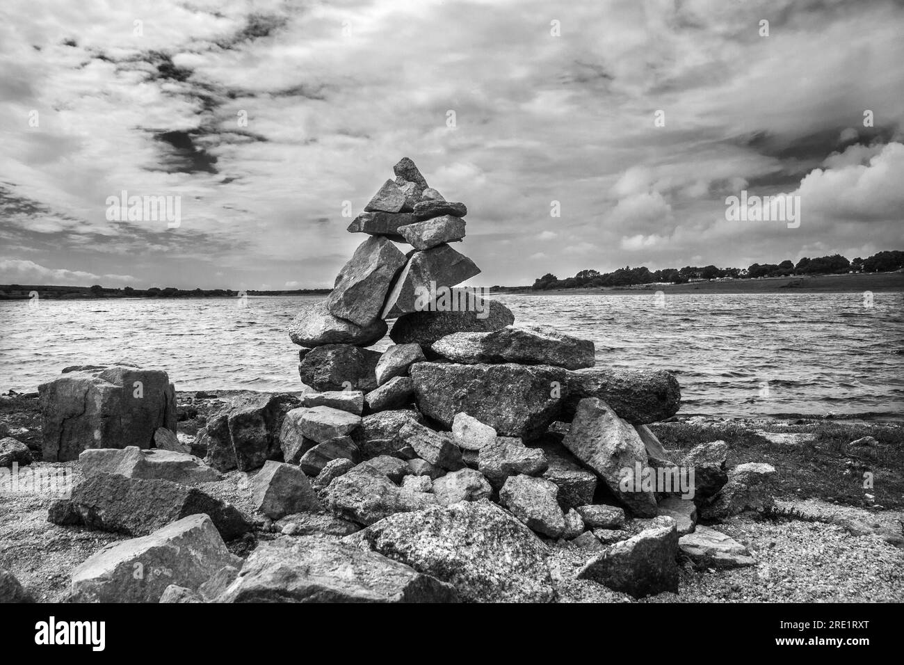 Un cumulo di rocce sulla riva del lago artificiale di Colliford, sul Bodmin Moor in Cornovaglia Foto Stock