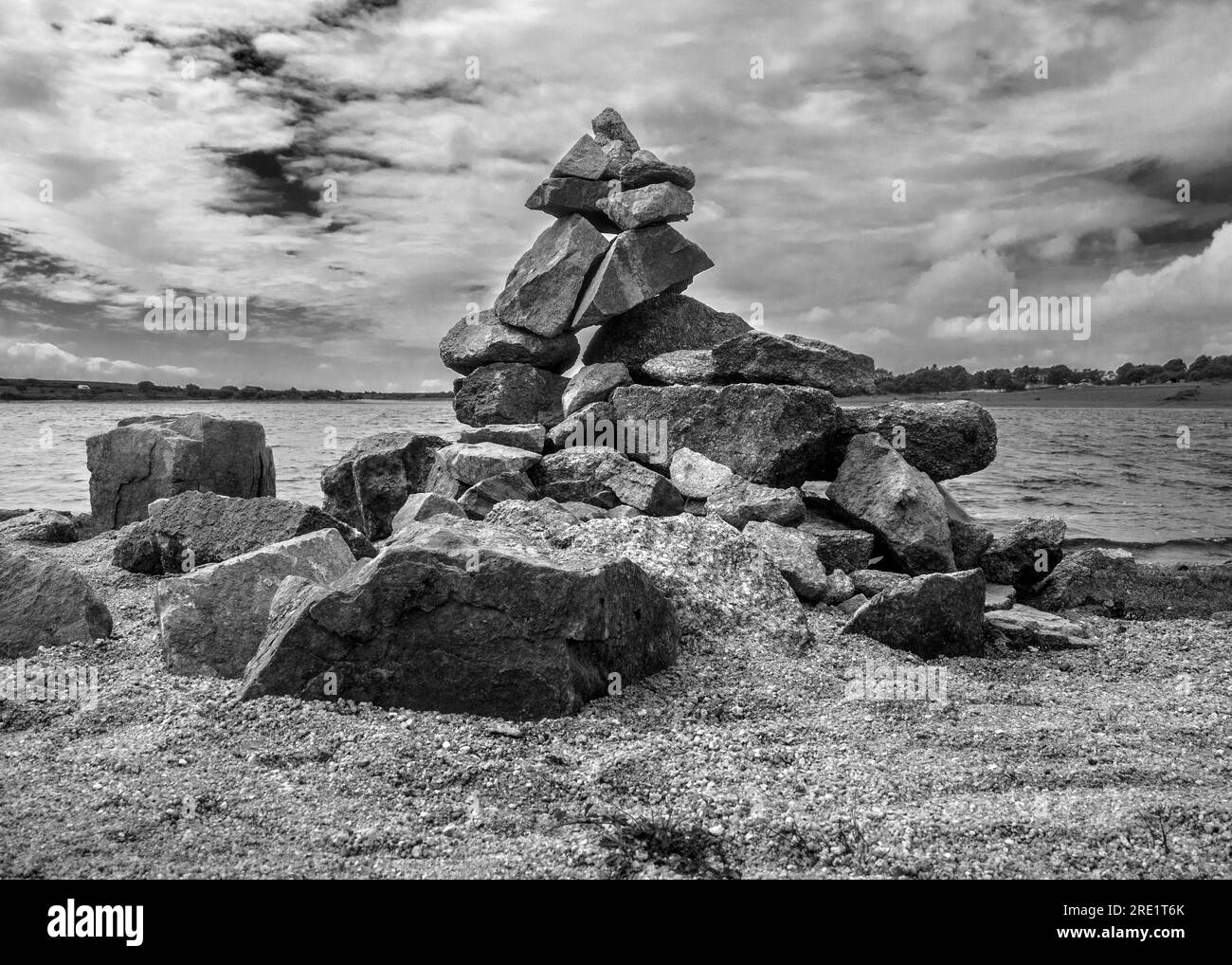 Un cumulo di rocce sulla riva del lago artificiale di Colliford, sul Bodmin Moor in Cornovaglia Foto Stock