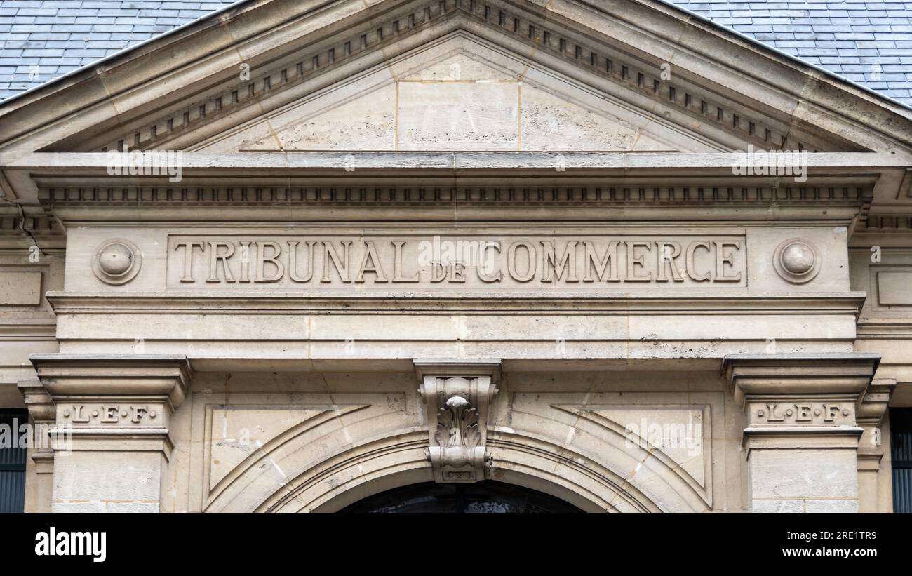 Firmare con la dicitura "Tribunal de Commerce" (che significa "Tribunale commerciale") scritta in francese sul frontone di un palazzo di un tribunale commerciale Foto Stock