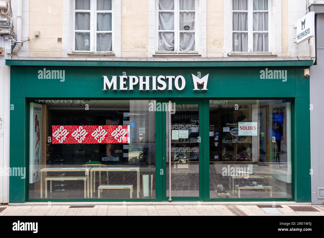 Mephisto shoes immagini e fotografie stock ad alta risoluzione Alamy