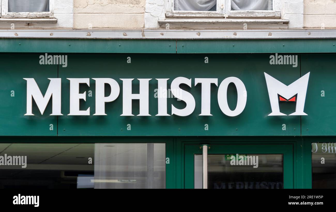 Firma commerciale e logo di un negozio Mephisto. Mephisto è un'azienda francese che produce e commercializza scarpe e accessori Foto Stock
