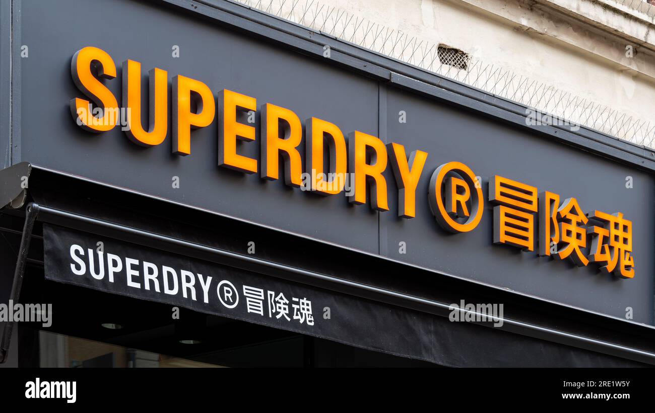 Firma commerciale e logo di un negozio Superdry. Superdry è un marchio britannico di abbigliamento pronto da indossare con una presenza mondiale Foto Stock
