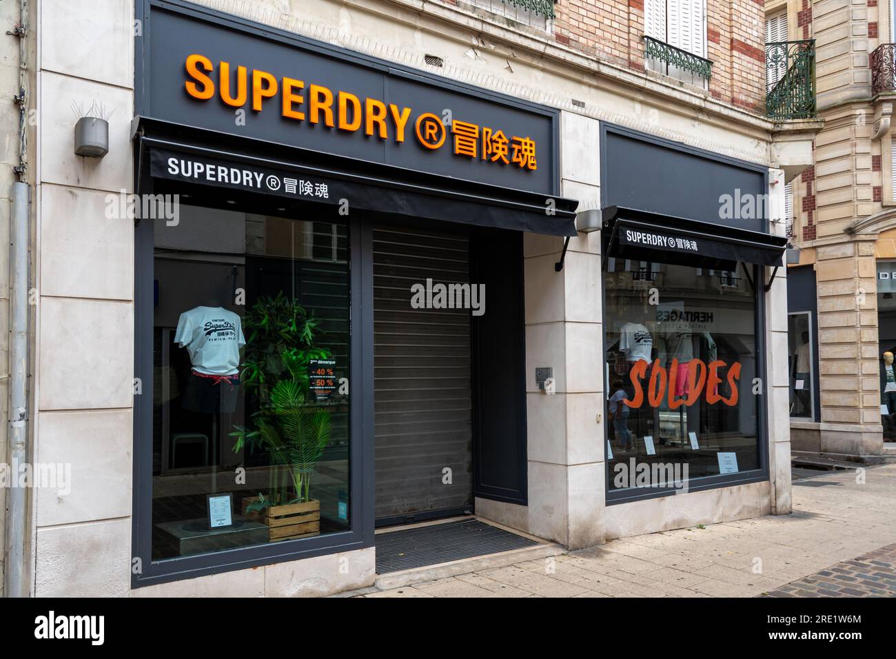 Vista esterna di un negozio Superdry. Superdry è un marchio britannico di abbigliamento pronto da indossare con una presenza mondiale Foto Stock