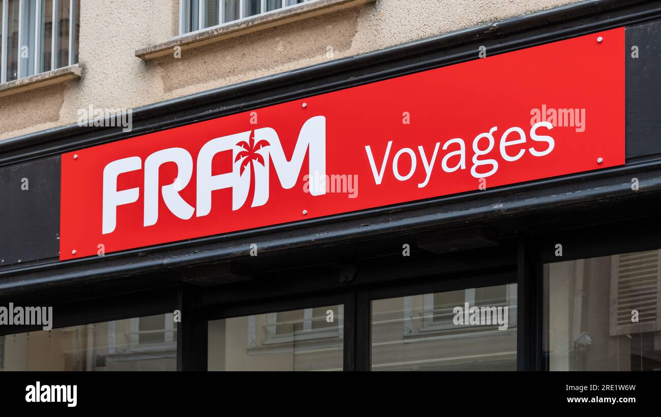 Firma commerciale e logo di un'agenzia di viaggi FRAM. Il gruppo FRAM è un organizzatore di viaggi francese e un tour operator con una rete di agenzie di vendita al dettaglio Foto Stock