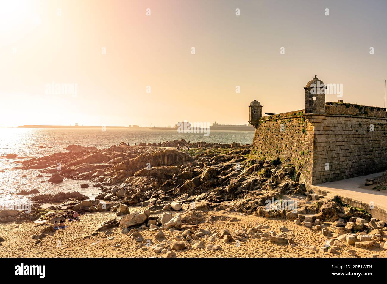 forte di san francesco saverio sulla spiaggia di matosinhos a Porto Portogallo al tramonto. Foto Stock