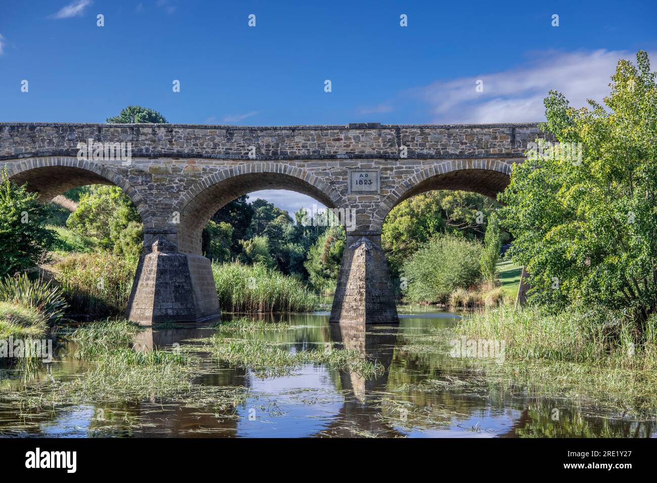Il ponte più antico dell'Australia costruito dai detenuti nel 1823, che attraversa il fiume Coal, Richmond, Tasmania Foto Stock