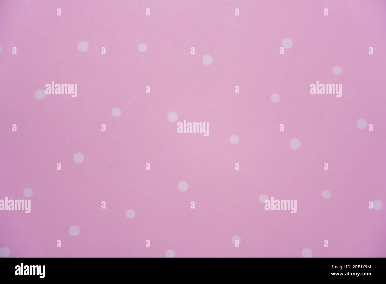Pois bianco su sfondo rosa. Modello di carta Foto Stock