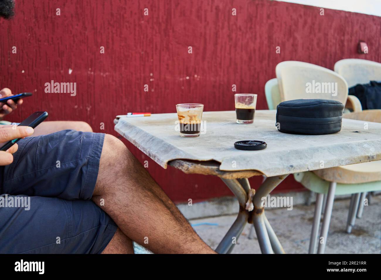 Tavolo e sedie in una vecchia caffetteria marocchina Foto Stock