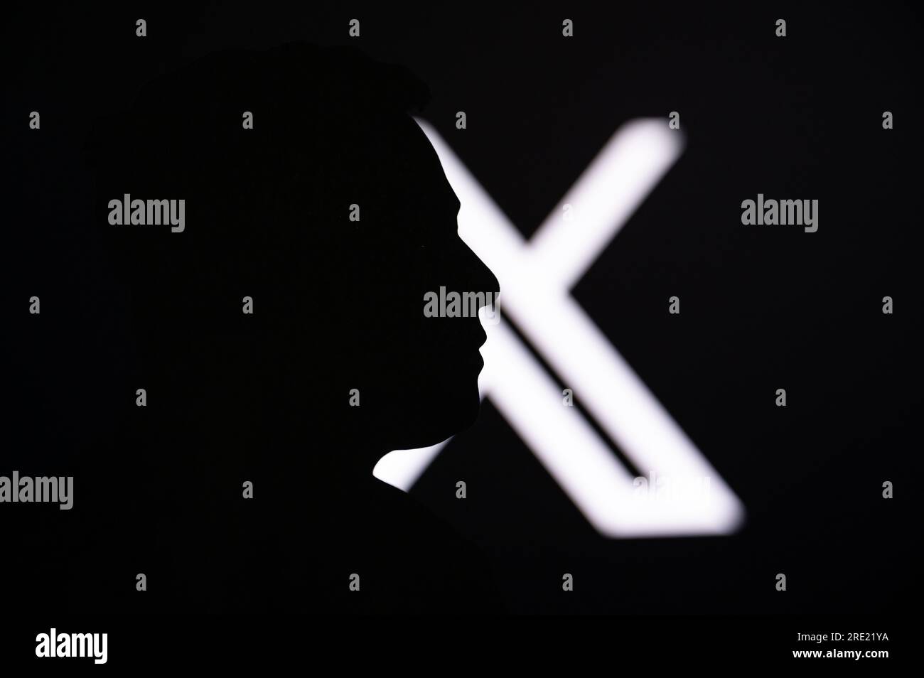 CALIFORNIA, USA, 24. LUGLIO 2023: Nuovo logo di Twitter e forma del volto muschiato di Elon Foto Stock