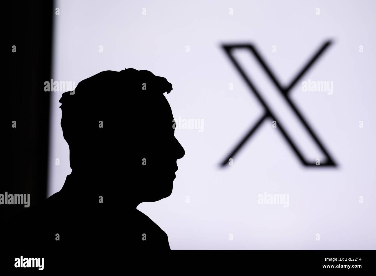 CALIFORNIA, USA, 24. LUGLIO 2023: Nuovo logo di Twitter. Silhouette dell'uomo d'affari Elon Musk, nuovo logo di Twitter sullo sfondo. Foto d'affari, social me Foto Stock