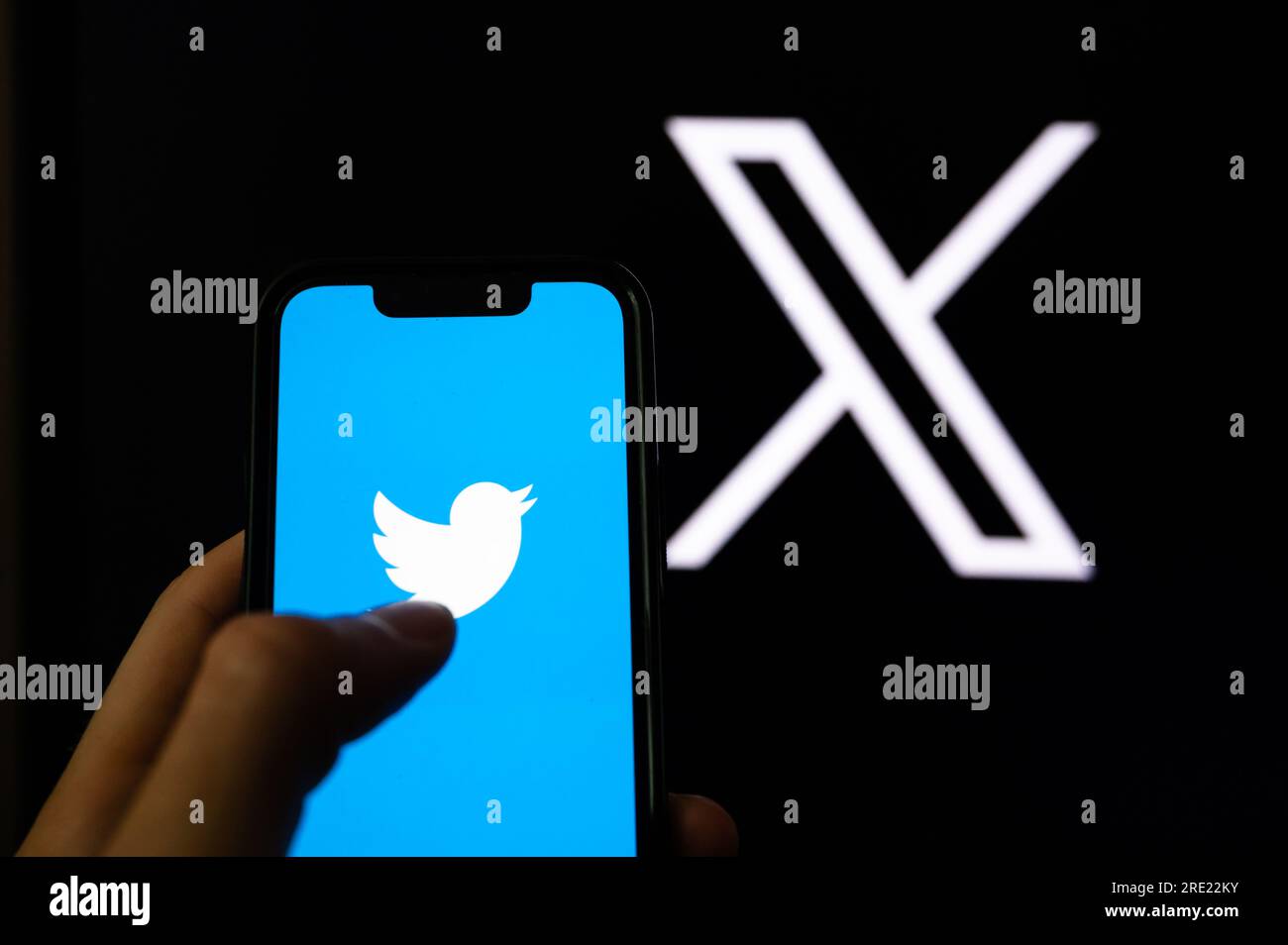 CALIFORNIA, USA, 24. LUGLIO 2023: Nuovo logo di Twitter. Smartphone che utilizza il vecchio logo di twitter. Nuovo logo sullo sfondo Foto Stock