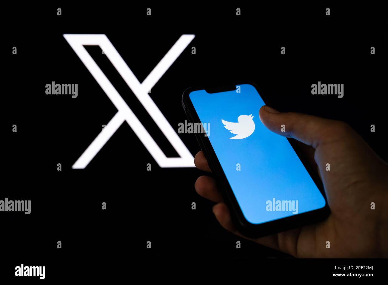 CALIFORNIA, USA, 24. LUGLIO 2023: Nuovo logo di Twitter e vecchio logo blu con uccello Foto Stock