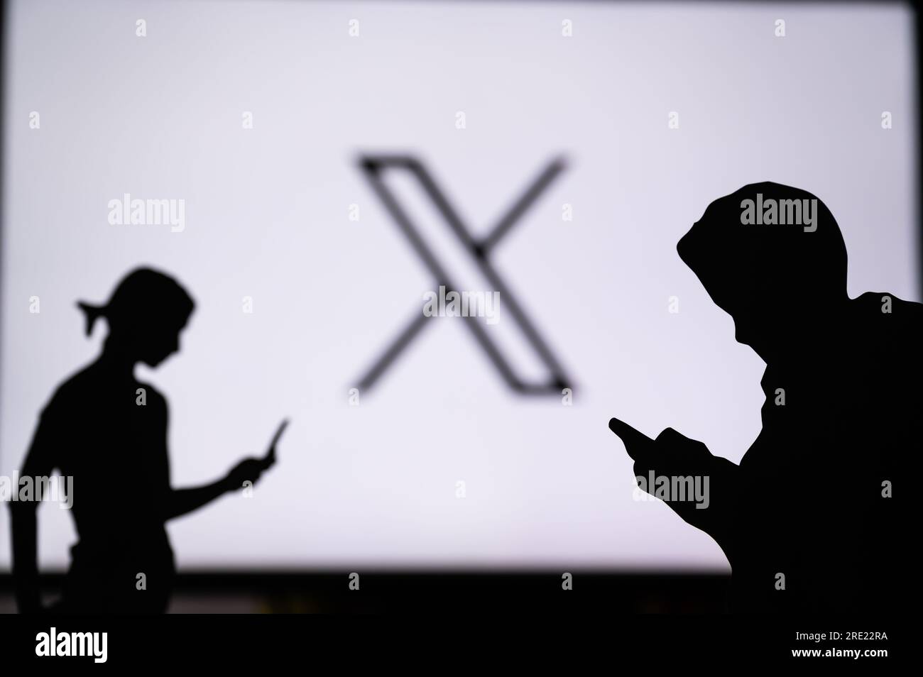 CALIFORNIA, USA, 24. LUGLIO 2023: Nuovo logo di Twitter. Simboleggiare la connettività sociale: Il nuovo logo di Twitter riflette la presenza online dei giovani di oggi Foto Stock