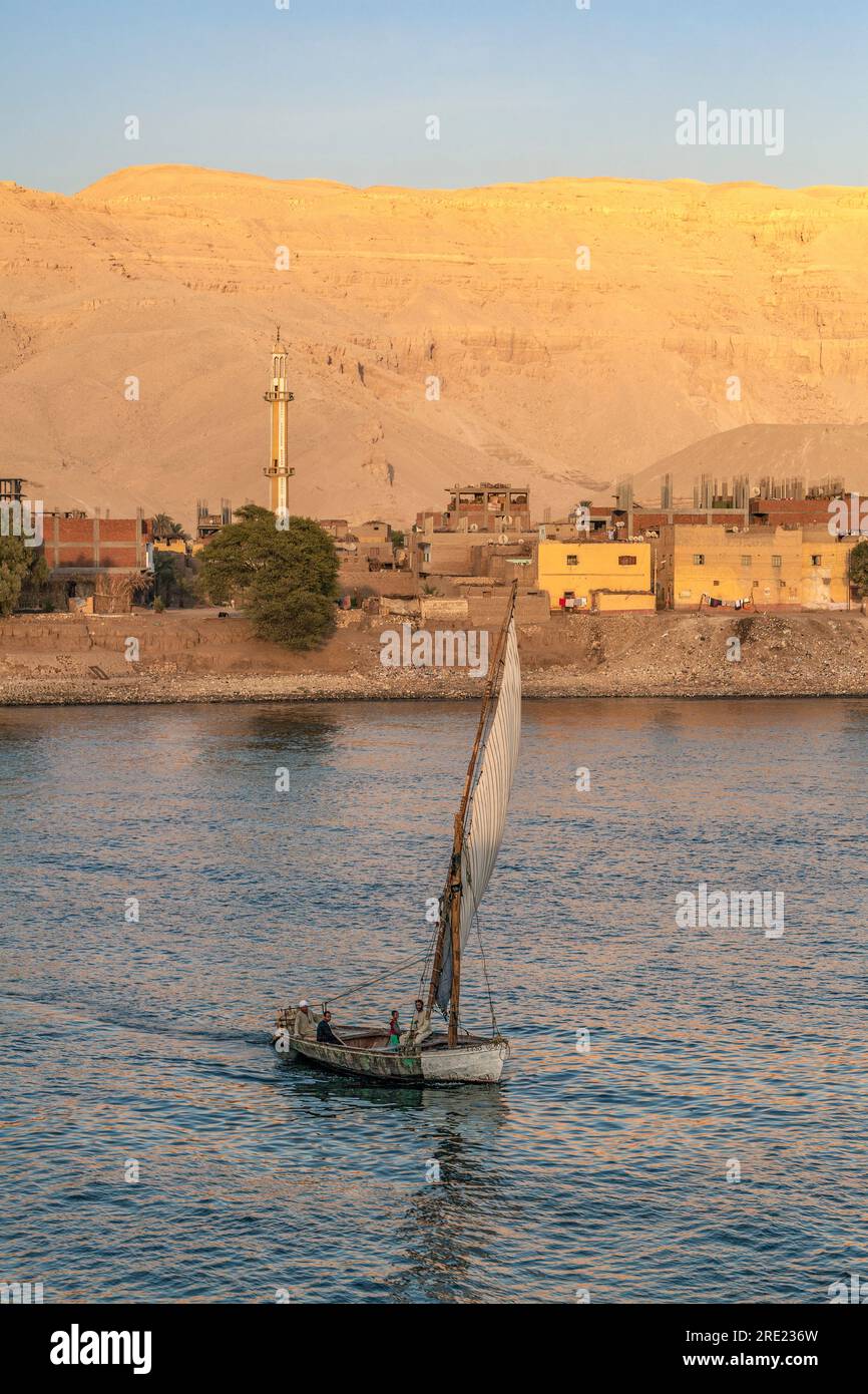 Felucca che naviga sul Nilo vicino a Esna Foto Stock