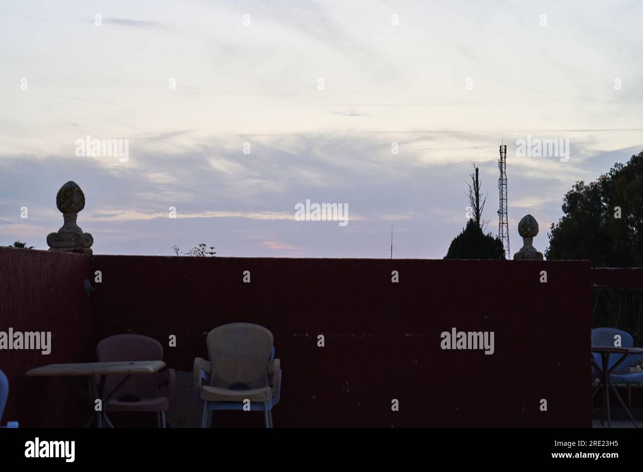 tramonto sul tetto di un edificio Foto Stock