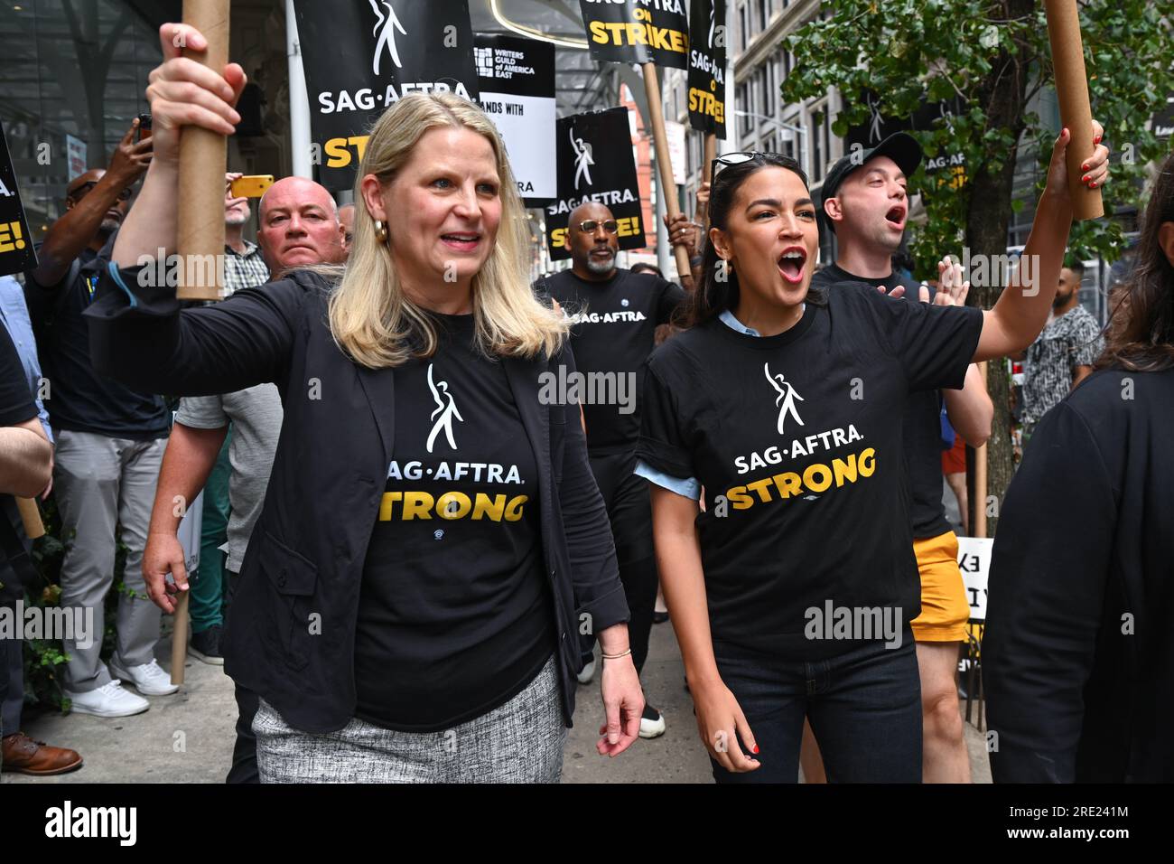 Il presidente della AFL-CIO Liz Shuler e Alexandria Ocasio-Cortez si uniscono ai membri della Screen Actors Guild mentre camminano su una linea di picchetti fuori dalla Warner Bros. Disco Foto Stock