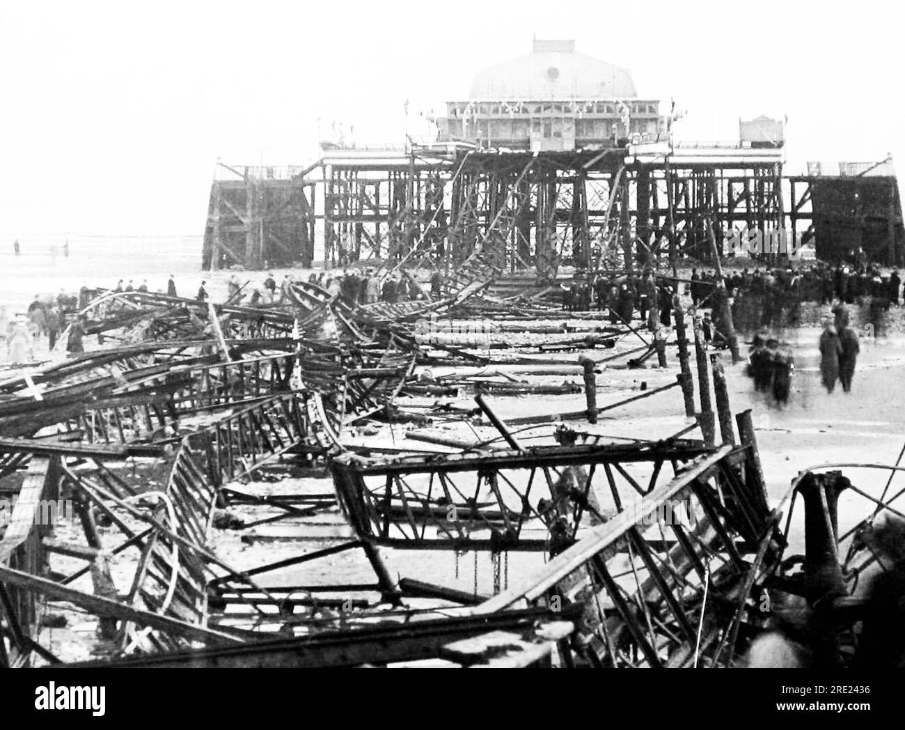 Worthing Pier danneggiato in una tempesta nel marzo 1913 Foto Stock