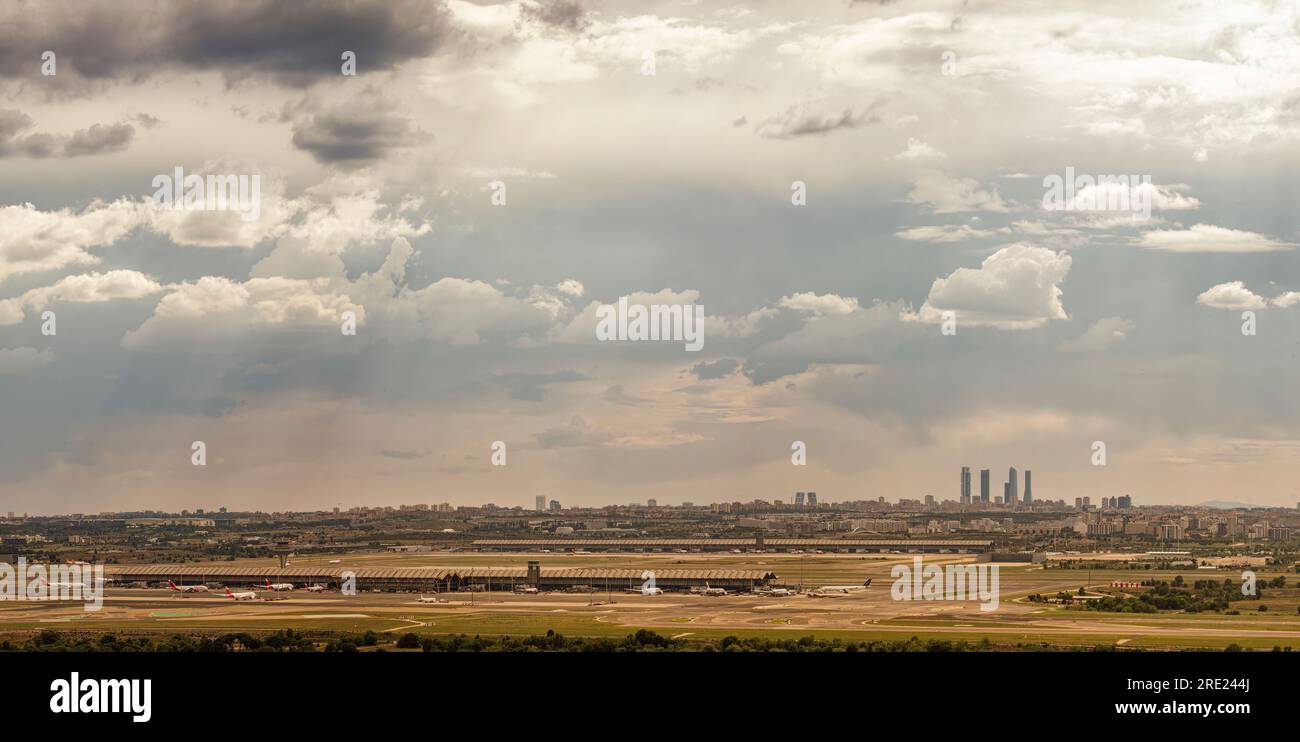 Madrid, Spagna; 06-21-2023: Foto panoramica dello skyline della città di Madrid e dell'aeroporto Barajas di Madrid vista da ovest con il primo Foto Stock