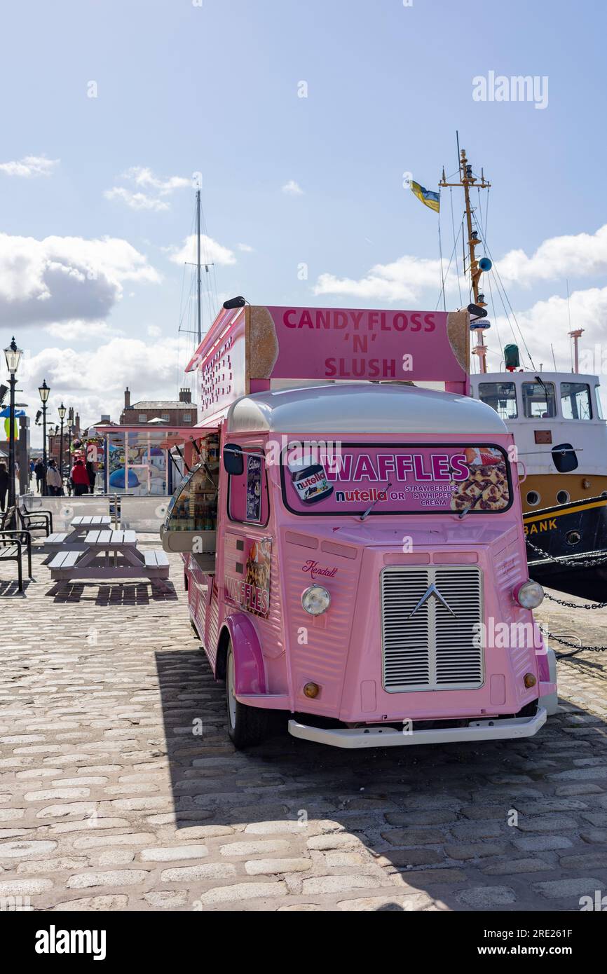 Liverpool, regno unito, 16 maggio 2023, il food truck rosa offre ciambelle e waffle nell'Albert Dock Foto Stock