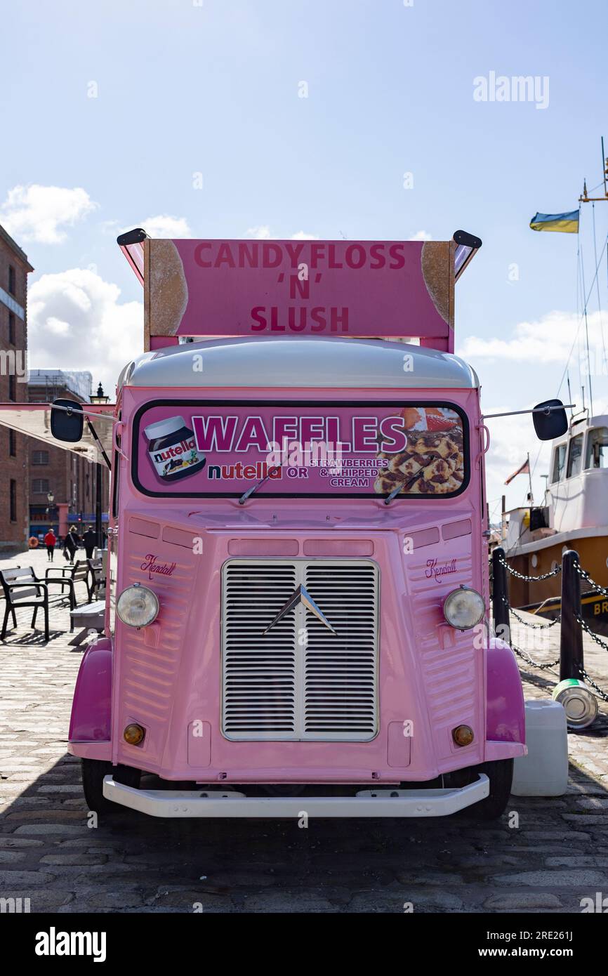 Liverpool, regno unito, 16 maggio 2023, il food truck rosa offre ciambelle e waffle nell'Albert Dock Foto Stock