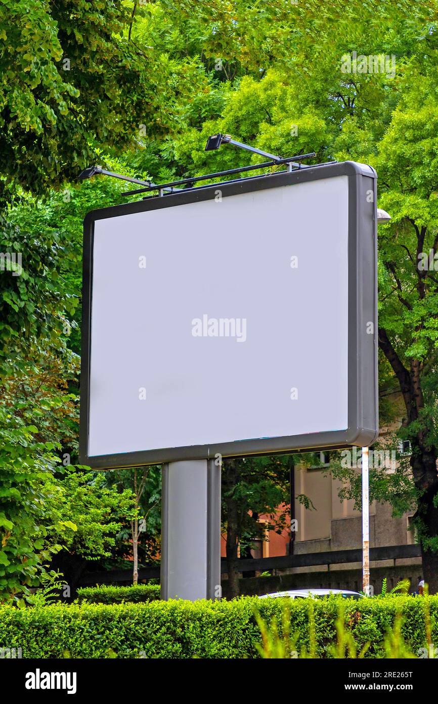 Cartelloni vuoti vuoti in una strada urbana utilizzata come spazio di copia per lo slogan di marketing Foto Stock
