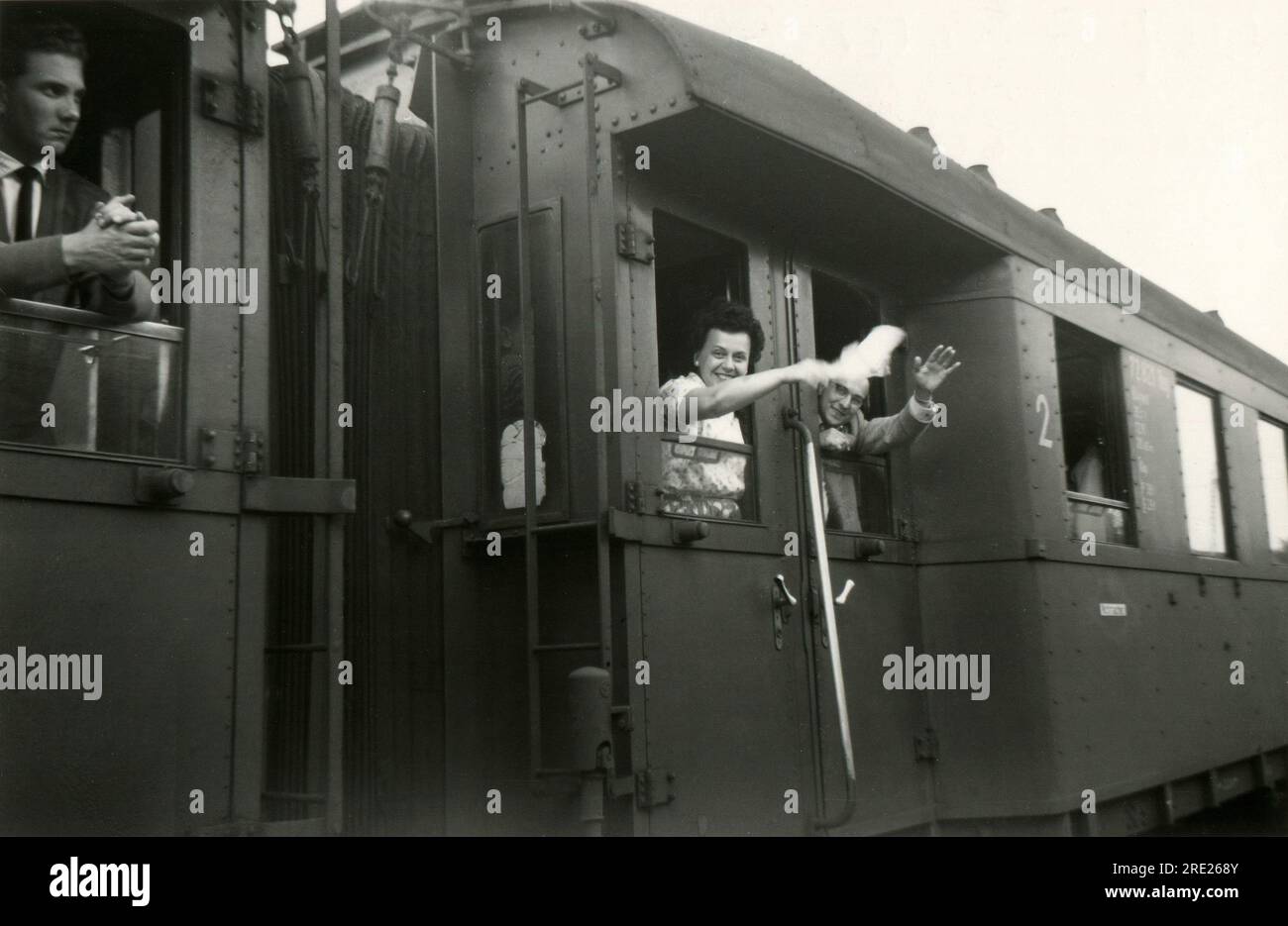 Germania. 1950s – Una donna e un uomo che salutano addio da una carrozza ferroviaria. La signora sta salutando un fazzoletto bianco. Foto Stock