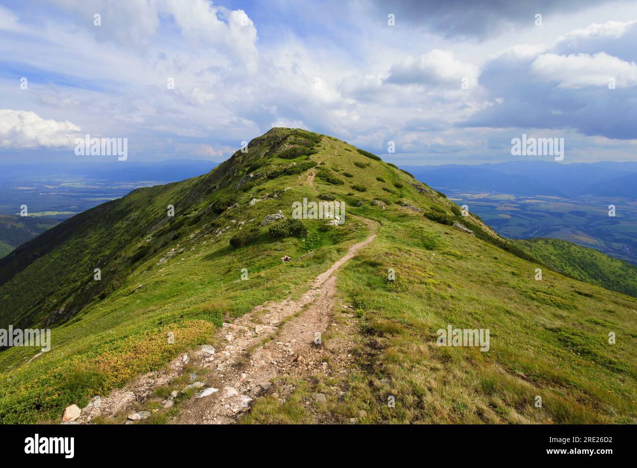 Mladky, Tatra occidentali, Slovacchia. Paesaggio montano in estate durante le giornate di sole. Sentiero che conduce alla cima e alla vetta della montagna. Grandangolo con Foto Stock