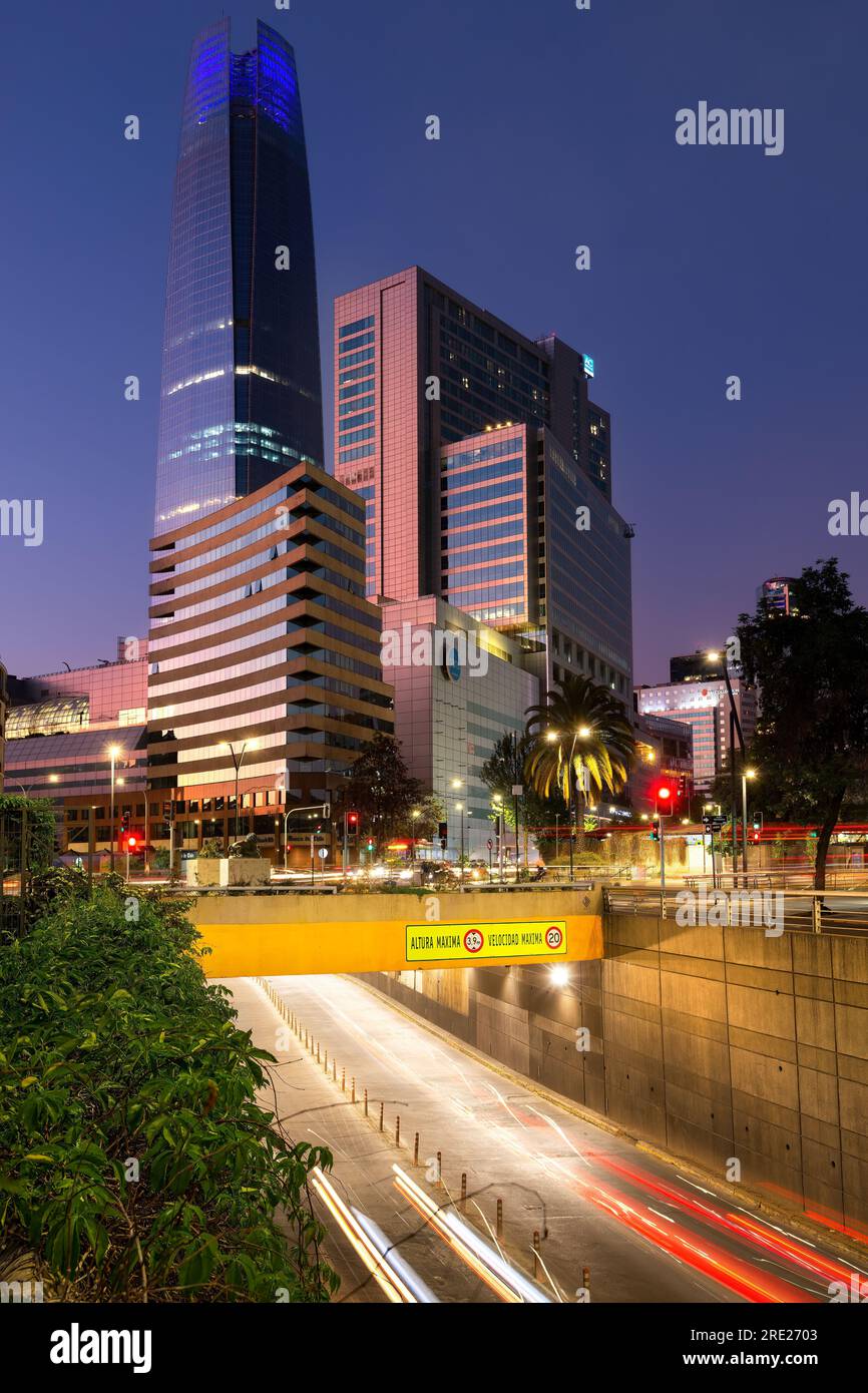 Santiago, regione metropolitana, Cile: Grattacieli ed edifici nel distretto di Providencia a Santiago del Cile al tramonto. Foto Stock