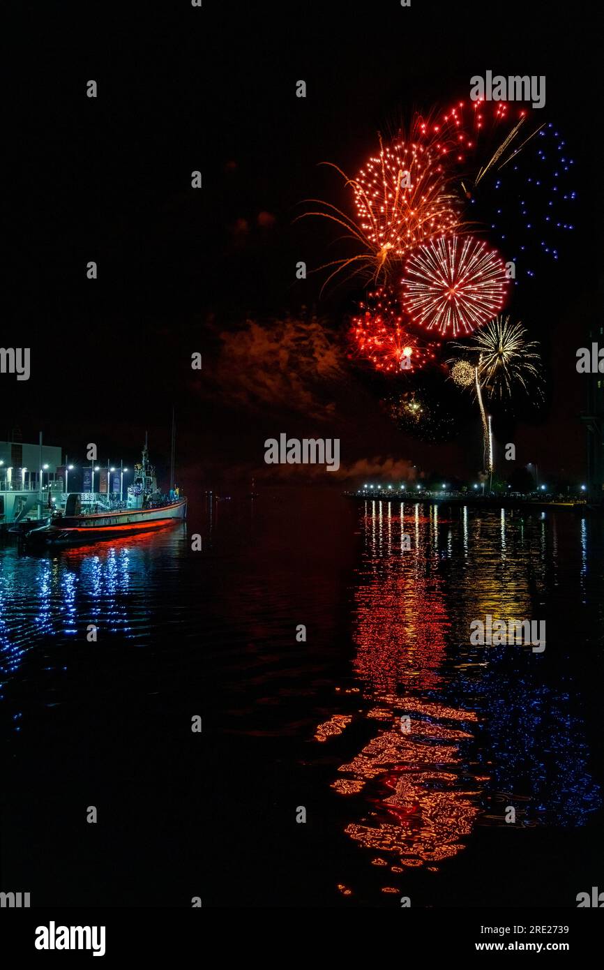 Fuochi d'artificio del giorno dell'Indepence "Fourth on the Shore" 2023 a Manitowoc, Wisconsin, dall'altra parte del porto dalla USS Cobia sul fiume Manitowoc. Foto Stock