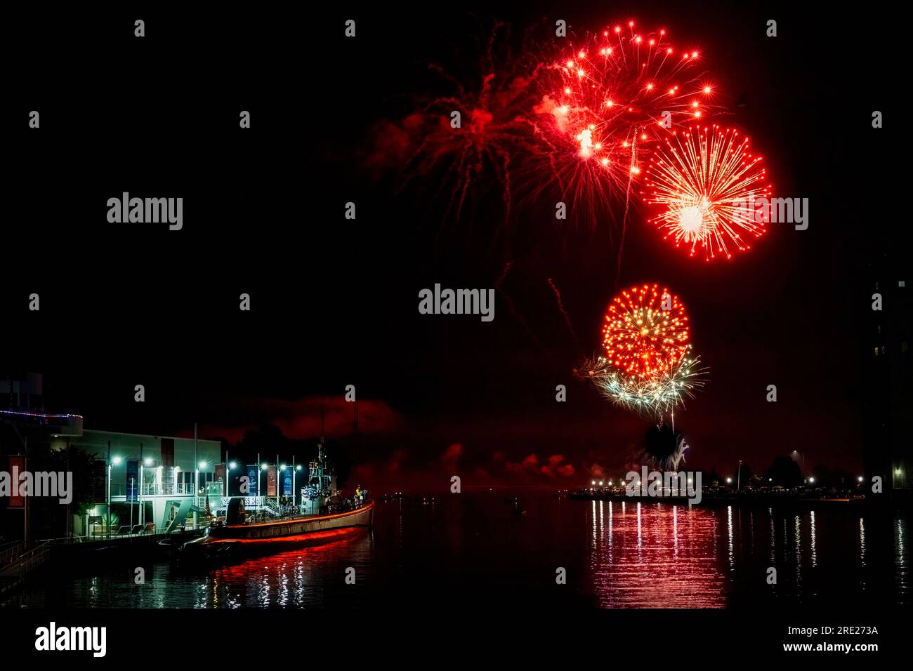 Fuochi d'artificio del giorno dell'Indepence "Fourth on the Shore" 2023 a Manitowoc, Wisconsin, dall'altra parte del porto dalla USS Cobia sul fiume Manitowoc. Foto Stock