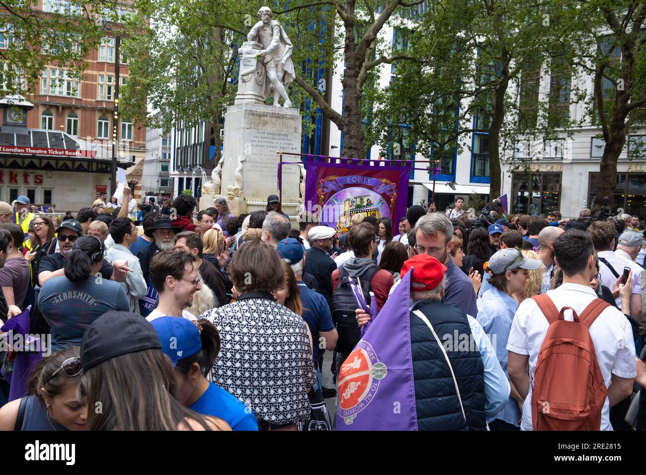 Membri dell'Unione azionaria al raduno azionario di Londra, in solidarietà con gli attori SAG-AFTRA scioperano in America per ottenere una retribuzione equa. Foto Stock