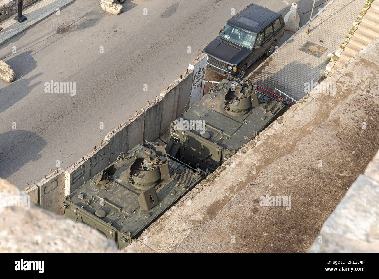 Carro armato pesante per la strada della città vecchia di Tripoli, Libano Foto Stock