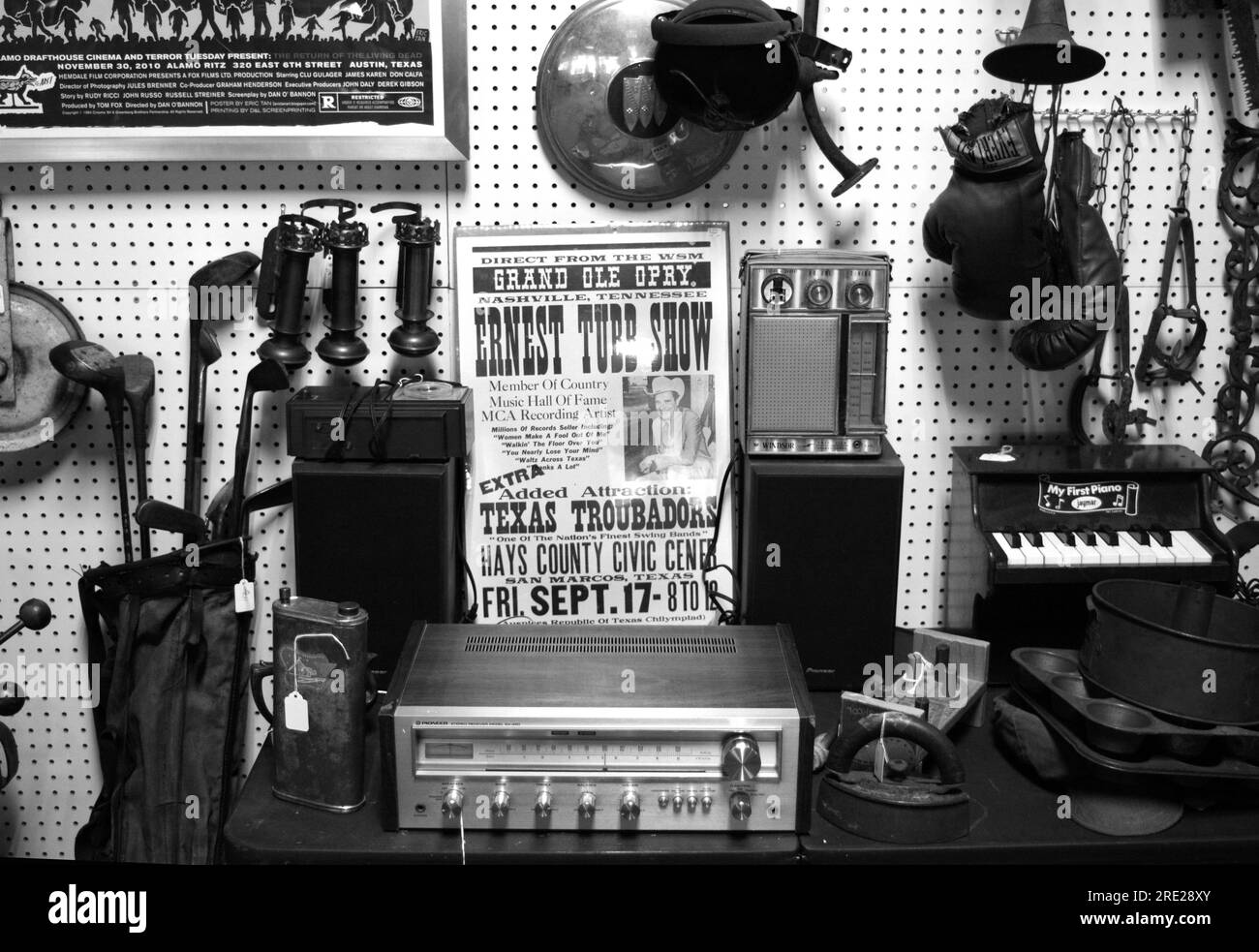 Oggetti d'epoca in vendita a Bristol, Virginia, un negozio di antiquariato includeva un poster che pubblicizzava un concerto di Ernest Tubb. Foto Stock