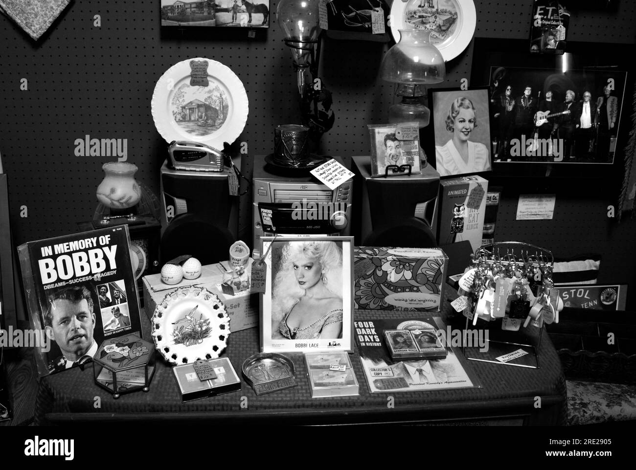 Una selezione di articoli vintage in vendita in un negozio di antiquariato a Bristol, Virginia. Foto Stock