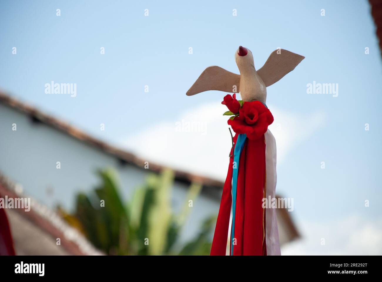 Intricato mestiere fatto a mano di una colomba bianca - simbolo dello Spirito Santo. Catturato durante il festival Divino Espírito Santo a Rio de Janeiro, Brasile. Foto Stock