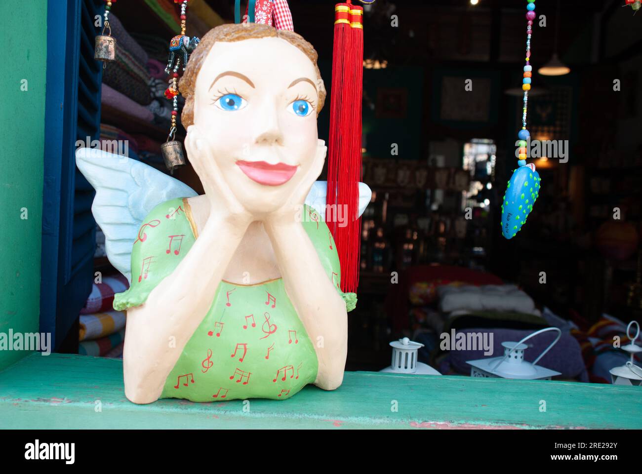 L'affascinante bambola in ceramica, conosciuta come "Namoradeira", abbellisce una finestra di Rio de Janeiro, Brasile, aggiungendo fascino culturale alla scena Foto Stock