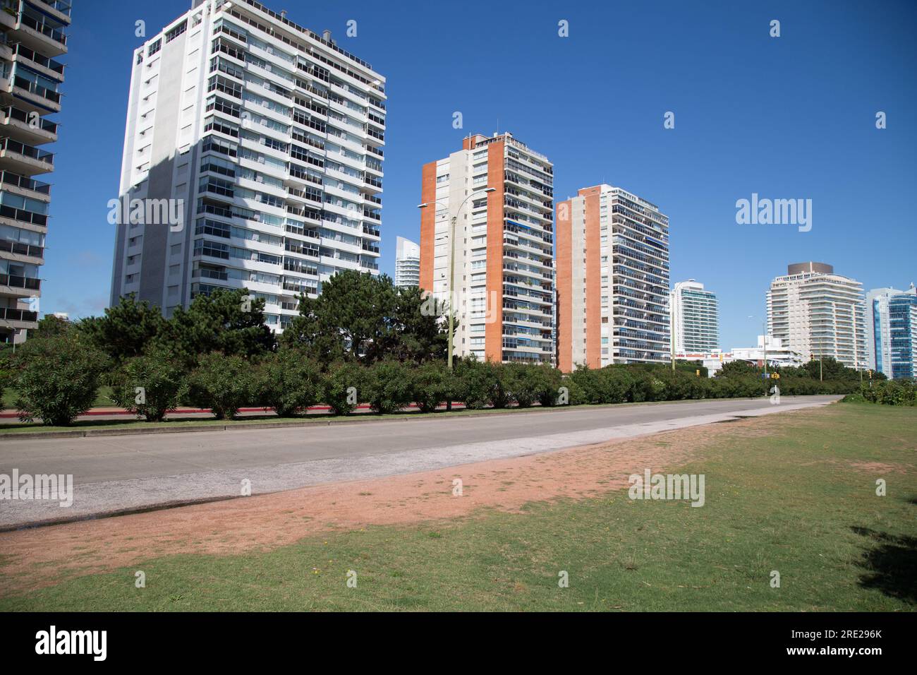 Edifici residenziali alti a Rambla Williman Punta del Este, Uruguay, che mostrano un moderno stile di vita urbano con un tocco di fascino costiero Foto Stock