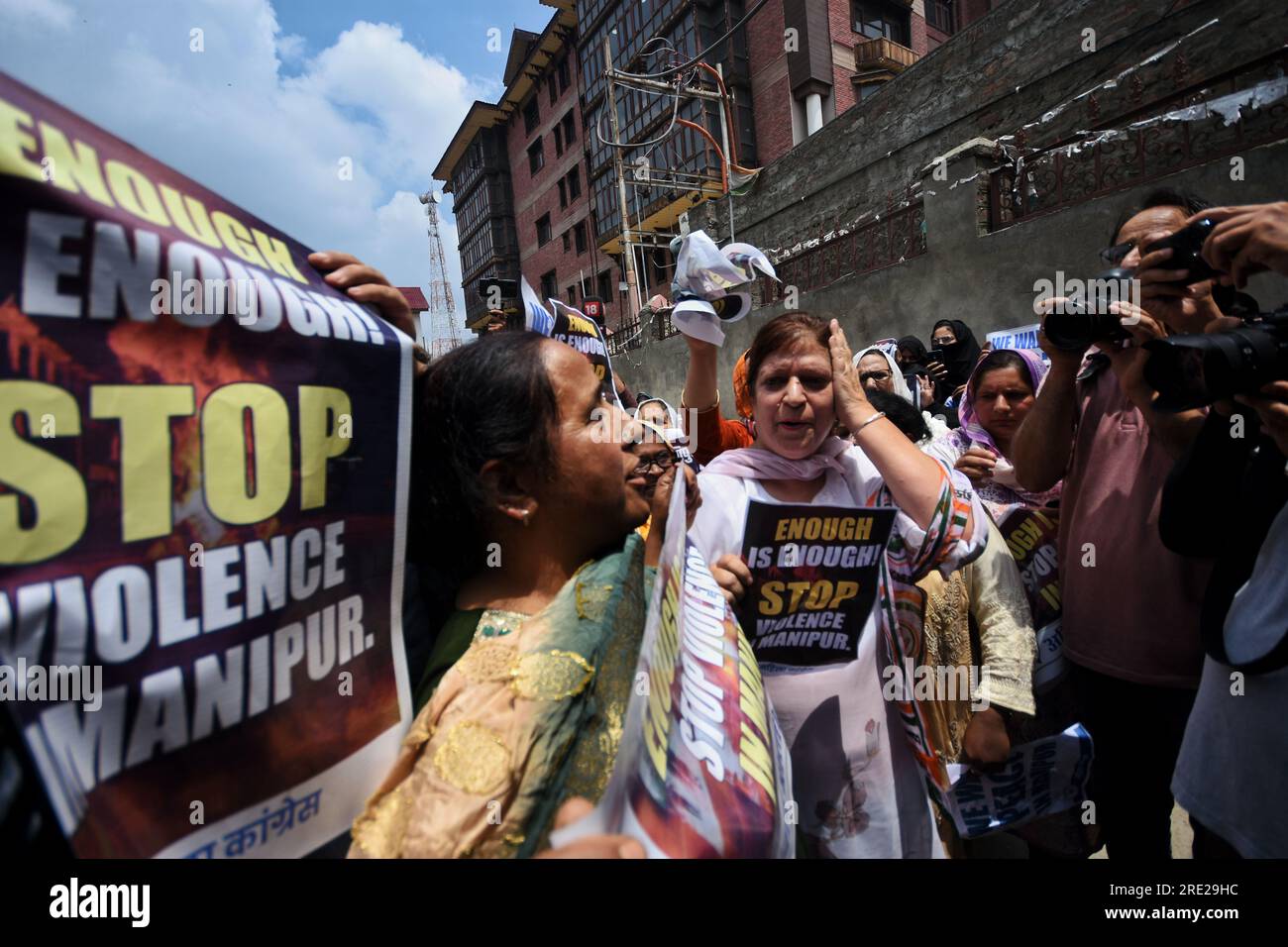 Srinagar, India. 24 luglio 2023. (7/24/2023) i sostenitori del Partito del Congresso di opposizione dell'India che protestano contro la violenza etnica nello stato di Manipur nord-orientale, tengono cartelli a Srinagar. Più di 130 persone sono state uccise nello stato nordorientale da quando la violenza tra due gruppi etnici dominanti scoppiò all'inizio di maggio 2023. (Foto di Mubashir Hassan/Pacific Press/Sipa USA) credito: SIPA USA/Alamy Live News Foto Stock