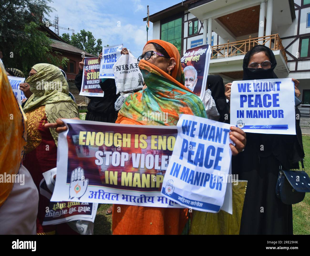 Srinagar, India. 24 luglio 2023. (7/24/2023) i sostenitori del Partito del Congresso di opposizione dell'India che protestano contro la violenza etnica nello stato di Manipur nord-orientale, tengono cartelli a Srinagar. Più di 130 persone sono state uccise nello stato nordorientale da quando la violenza tra due gruppi etnici dominanti scoppiò all'inizio di maggio 2023. (Foto di Mubashir Hassan/Pacific Press/Sipa USA) credito: SIPA USA/Alamy Live News Foto Stock