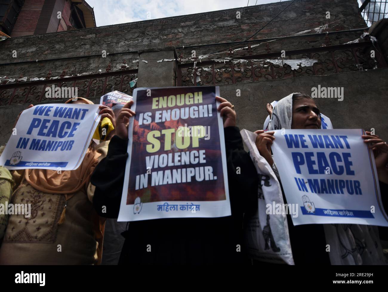 Srinagar, India. 24 luglio 2023. (7/24/2023) i sostenitori del Partito del Congresso di opposizione dell'India che protestano contro la violenza etnica nello stato di Manipur nord-orientale, tengono cartelli a Srinagar. Più di 130 persone sono state uccise nello stato nordorientale da quando la violenza tra due gruppi etnici dominanti scoppiò all'inizio di maggio 2023. (Foto di Mubashir Hassan/Pacific Press/Sipa USA) credito: SIPA USA/Alamy Live News Foto Stock