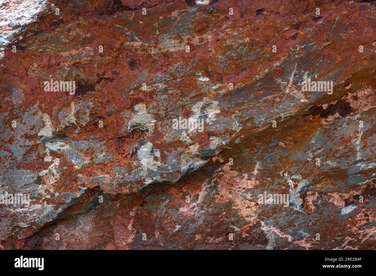 Struttura Red Rock con riflessi bianchi e neri, frutto di una storica attività mineraria Foto Stock