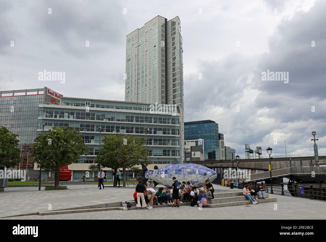 Turisti a Donegall Quay a Belfast Foto Stock
