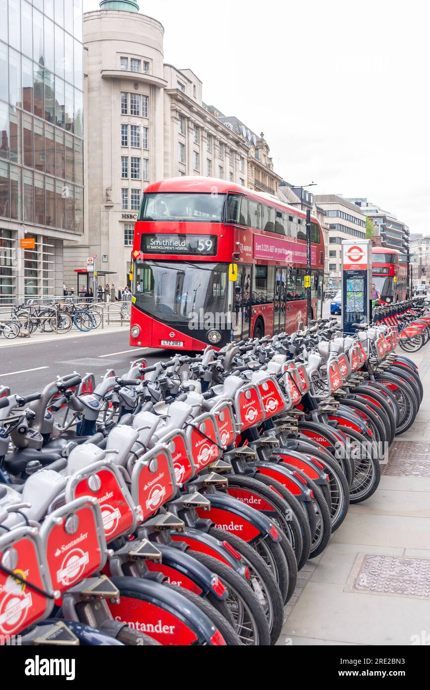 Autobus a due piani che passa per rack di biciclette a noleggio, High Holborn, Holborn, London Borough of Camden, Greater London, Inghilterra, Regno Unito Foto Stock