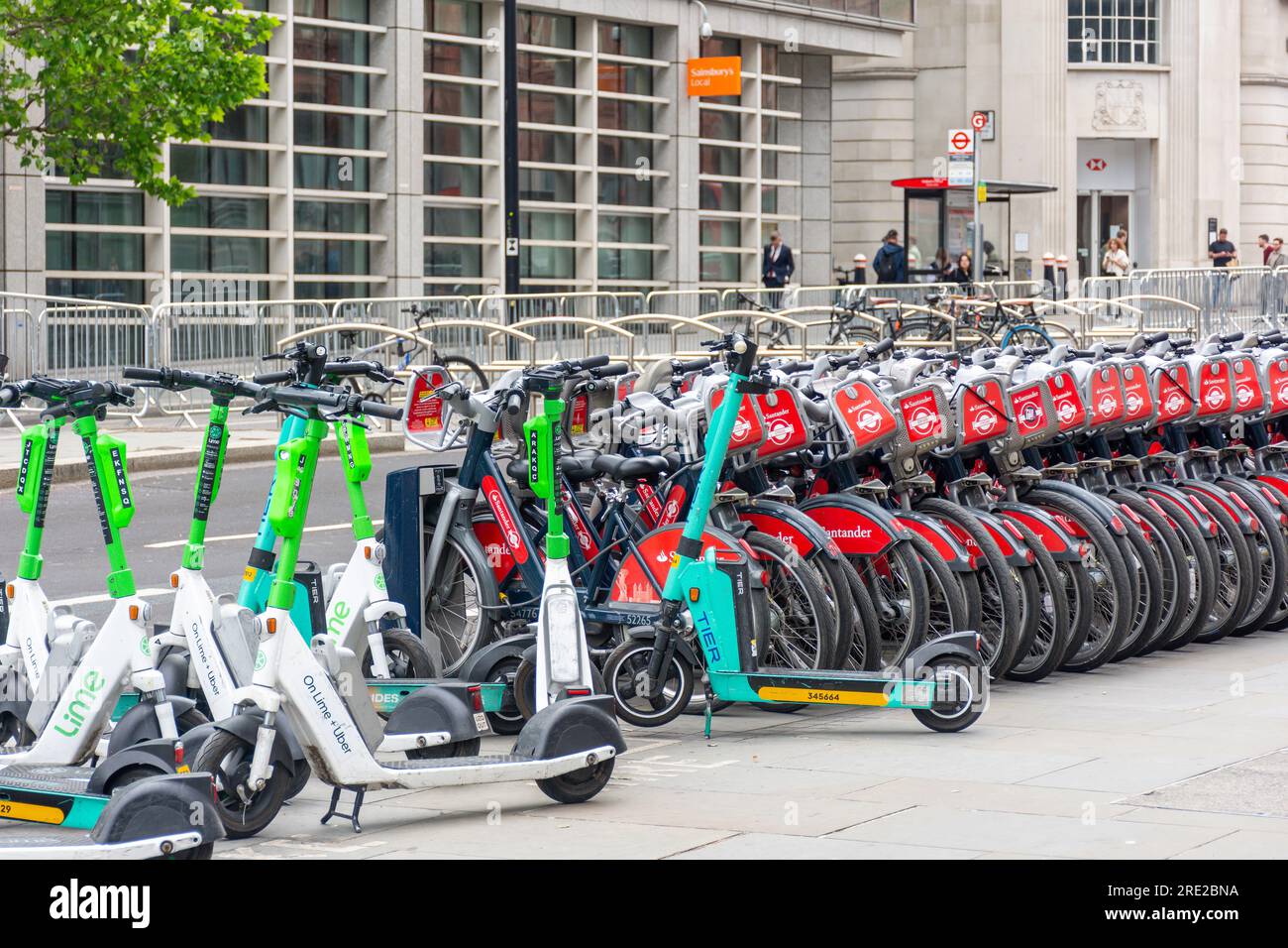 Rack di biciclette a noleggio e scooter elettrici, High Holborn, Holborn, London Borough of Camden, Greater London, Inghilterra, Regno Unito Foto Stock