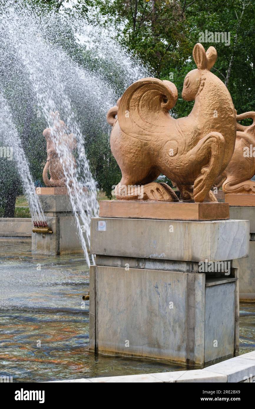 Kazakistan, Almaty. Figure nella fontana dello Zodiaco orientale. Foto Stock